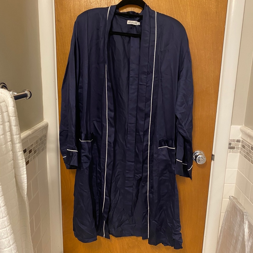 Navy ettitude robe